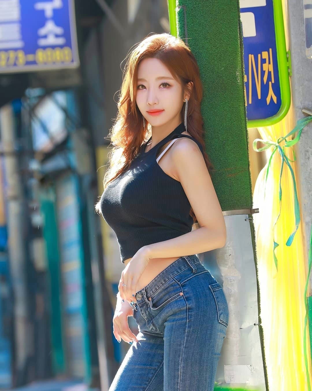 时尚|街拍镜头感很好的时尚小姐姐,这么美的牛仔裤女友你是在哪找的