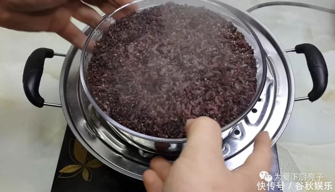 1碗米饭，3勺糯米粉，擀杖一搅，做出创意小零食，比春卷好吃十倍