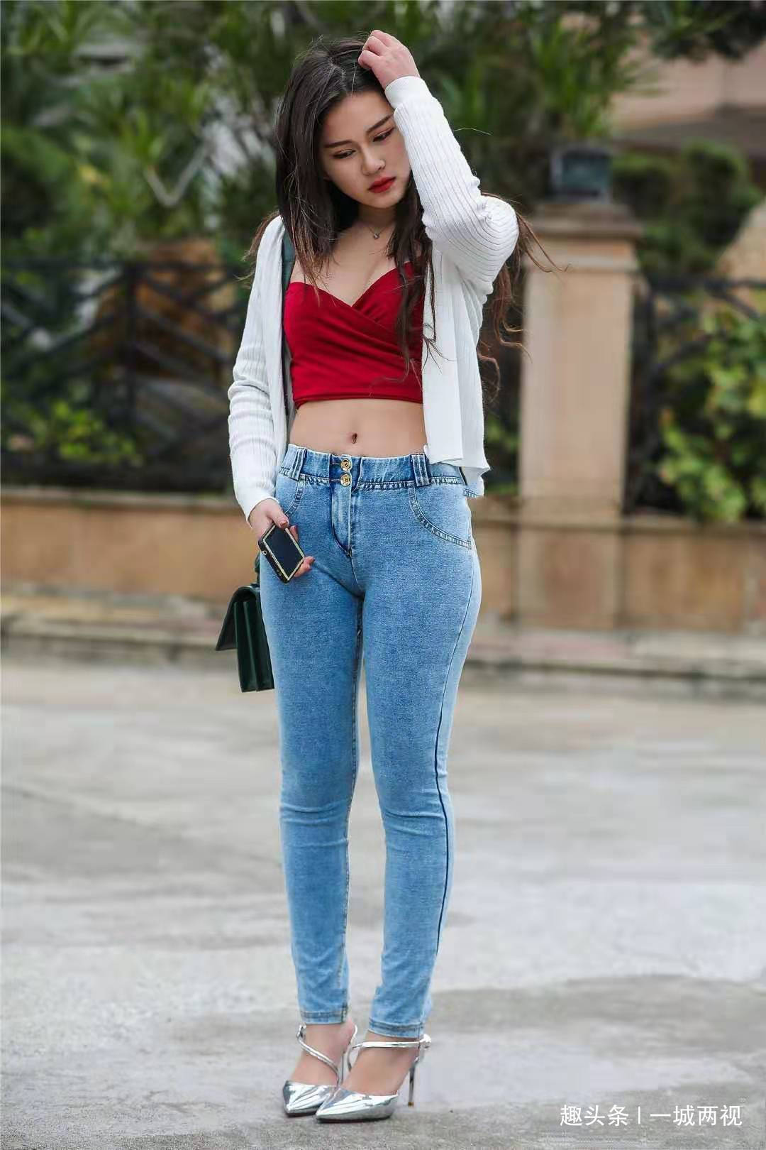 时尚 紧身牛仔裤是街头时尚的标志,它更代表着新一代的闲适格调!