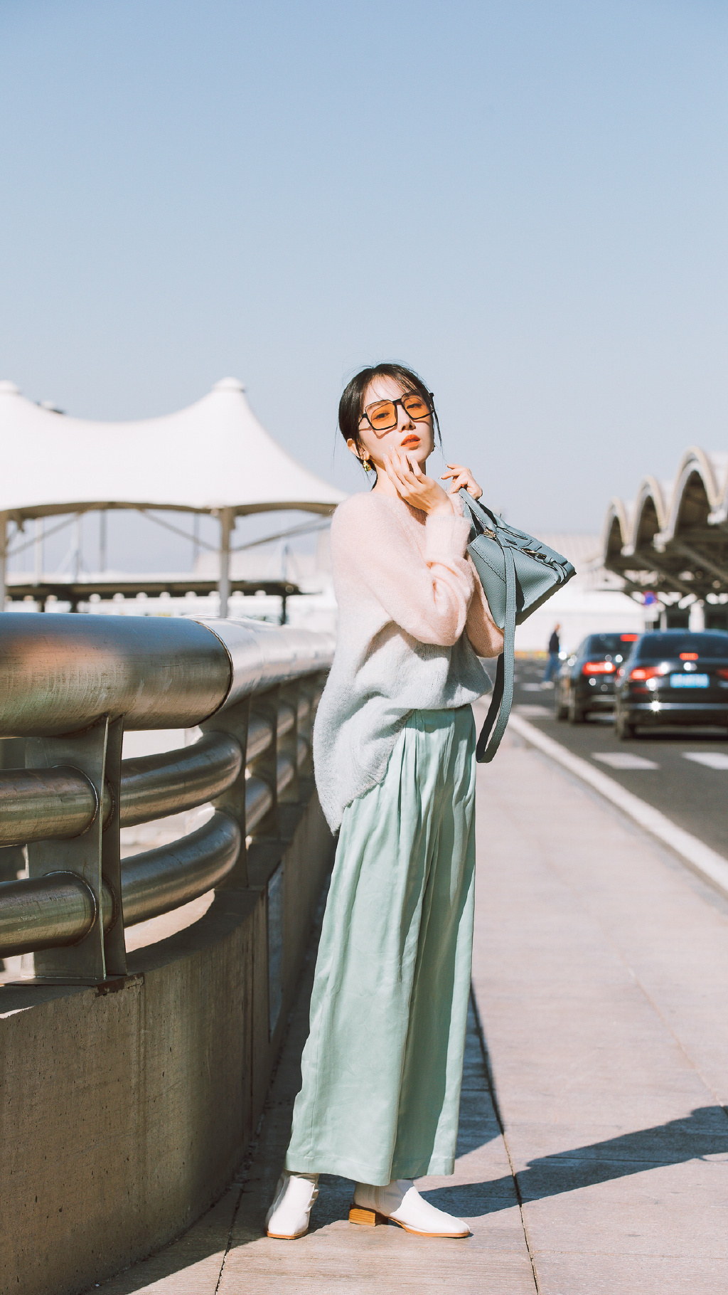 太会|陈小纭真的太会穿了穿黑色连衣裙秀出凹凸有致身材,美出新高度