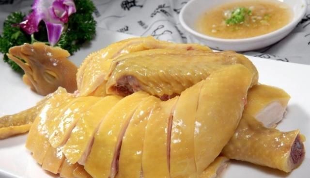 发黄|白切鸡怎么做表皮才会发黄呢？原来是这样，难怪之前怎么煮都不黄