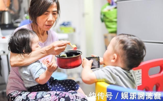 小家伙|孩子坦言更爱奶奶,邻居一再追问原因,孩子这番话让姥姥无地自容