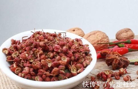 赶跑|中医花椒加一物,连喝5天刮油10斤,湿气口臭都“赶跑”