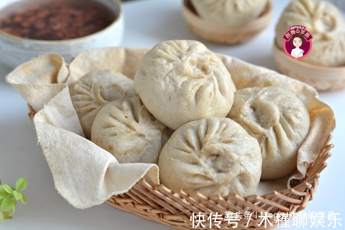 面团|三个萝卜一盆面,蒸出的大包子比肉香,越吃越香!