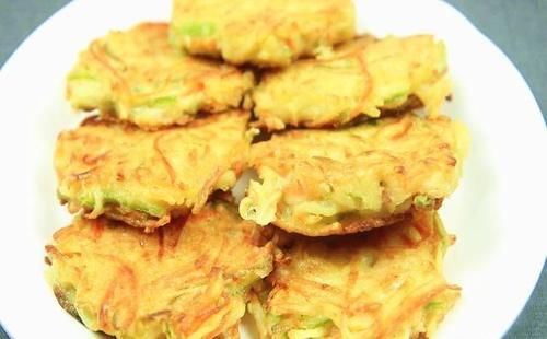 土豆丝别炒着吃了！加2个鸡蛋，10分钟解决全家人早餐，太香了