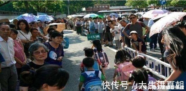 家庭教育|妈妈穿外卖服接孩子,回家后孩子泪崩妈,你为什么不替我想想!