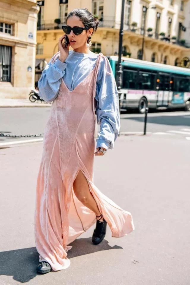 街拍:小姐姐的穿搭自带温柔气质,细腻中又带着优雅感,十分治愈