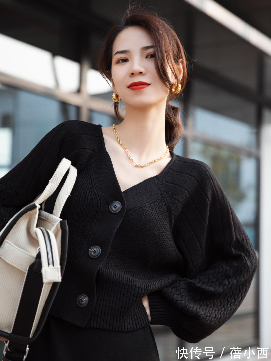 博主|针织衫穿出“奶奶辈”的感觉?来看这位博主的穿搭,全是实用干货