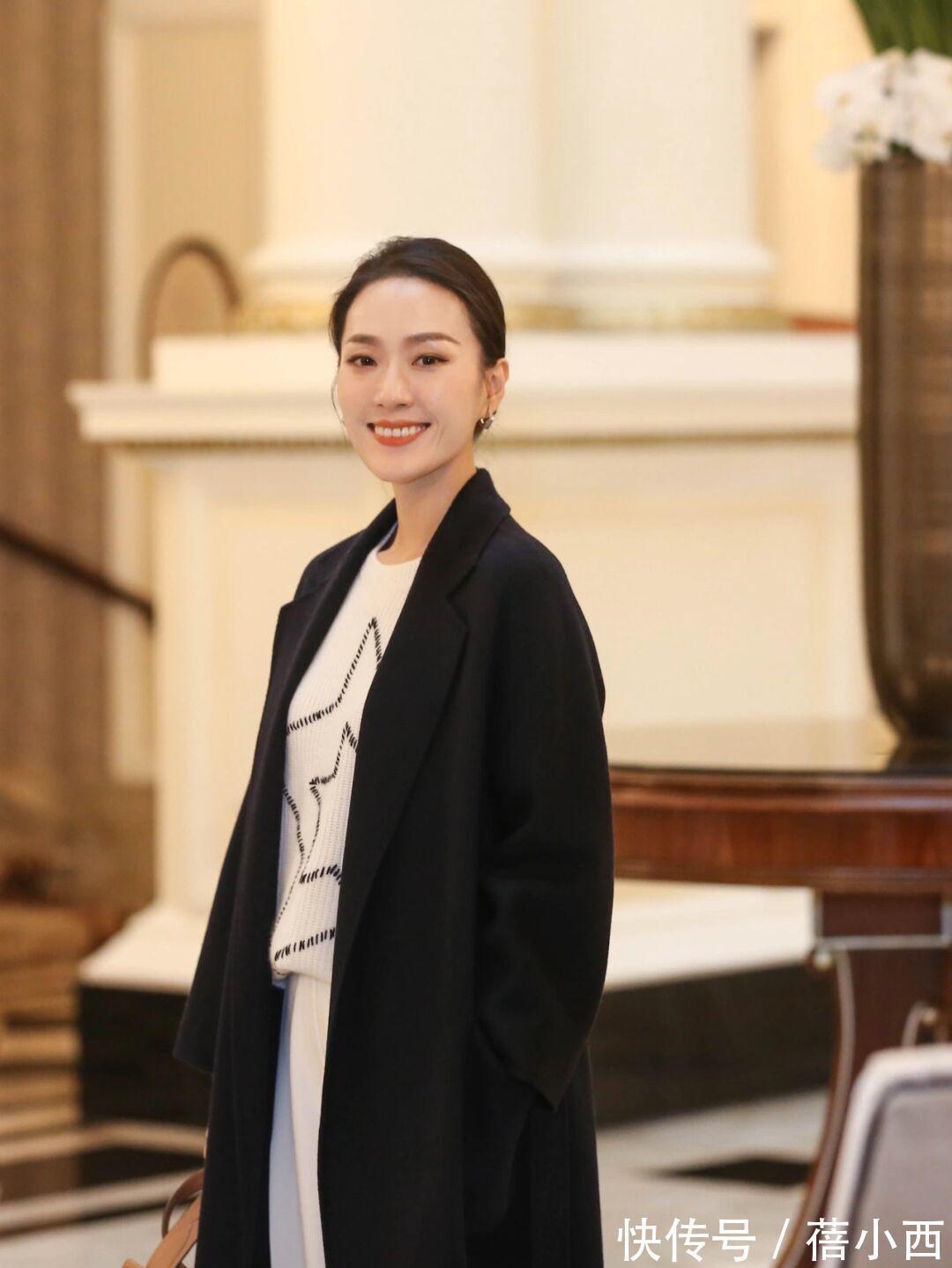 牛角扣 会穿“大衣”的女人更优雅,搭配半身裙真高级、搭配阔腿裤显气质