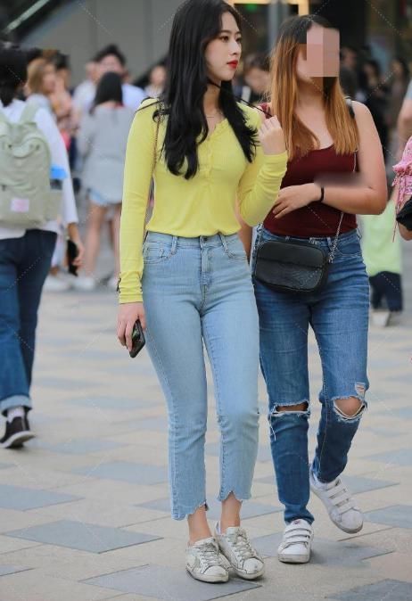 目光|美女一身小清新的穿搭格外吸引人们目光,黄色上衣搭配牛仔裤显得年轻有活力