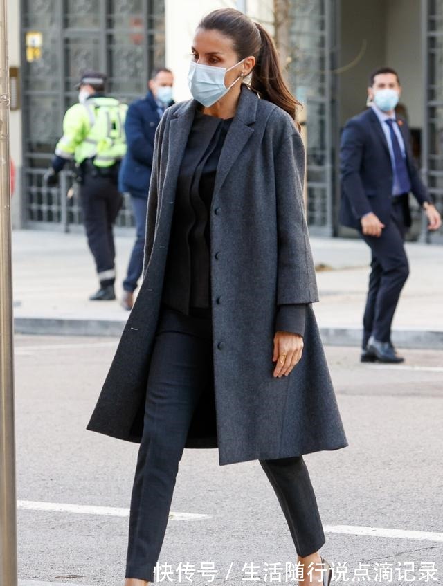 深色 降温怎么穿搭西班牙王后抗冻有一套，时尚并不意味着一定露腿！