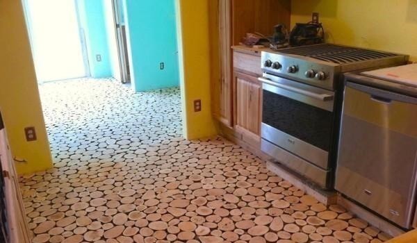 step|没钱铺地板,她把木头锯成一段段铺地上,完工后邻居忍不住称赞