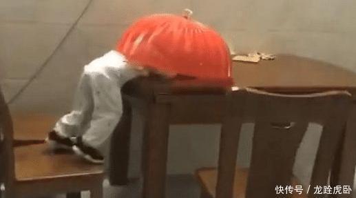 宝爸|宝宝掩耳盗铃式偷吃火了!被抓包时还投入的吃着,网友:家贼难防