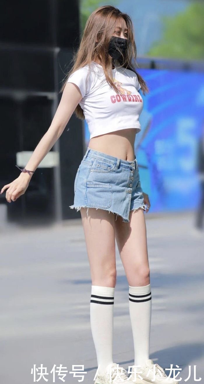 曲线|白色紧身露脐短袖,勾勒出丰满的曲线,在时尚中多了几分优雅