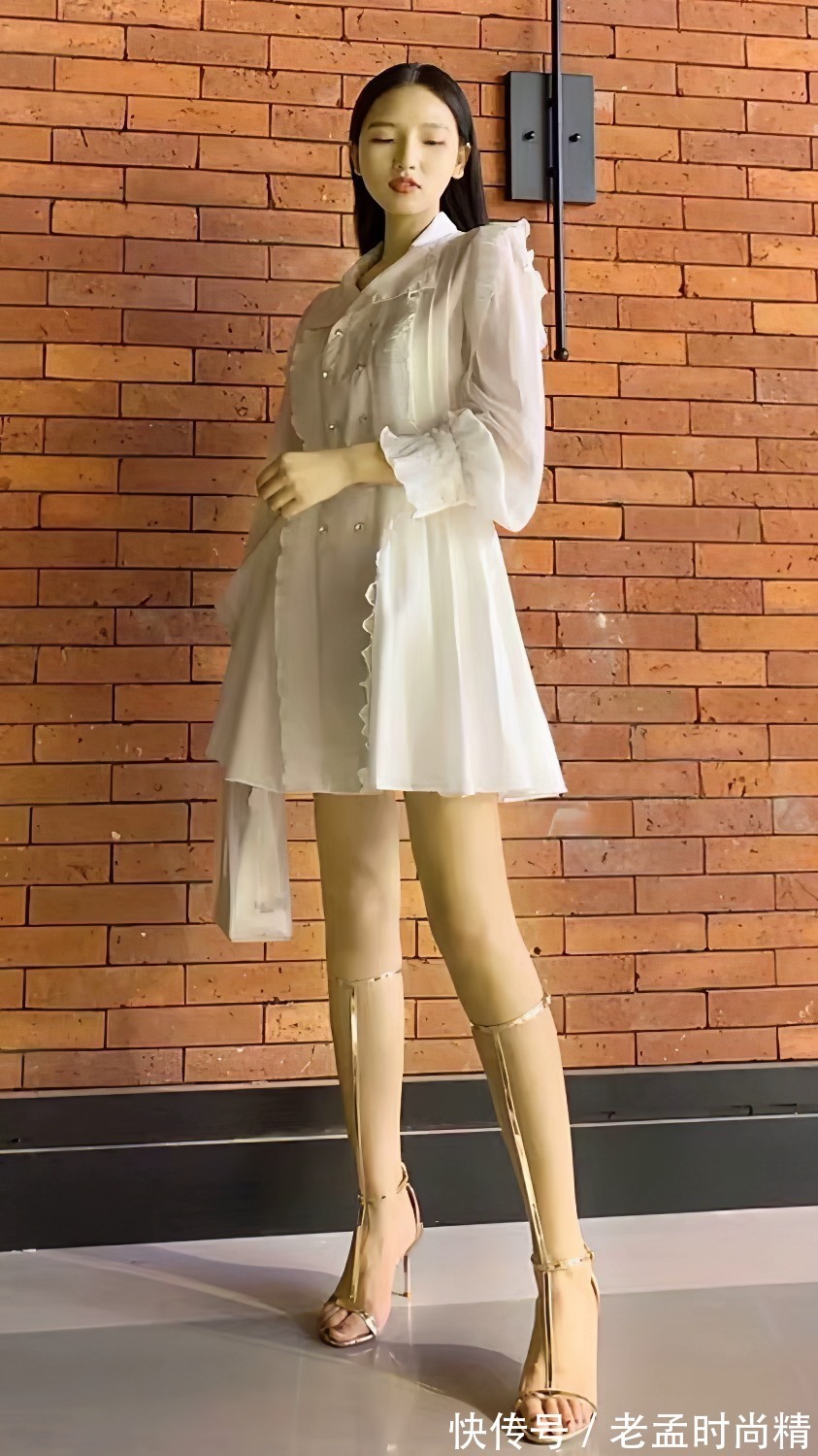 性感 时尚街拍:美女白色高腰连衣裙秀性感身材,尽显迷人魅力女人味