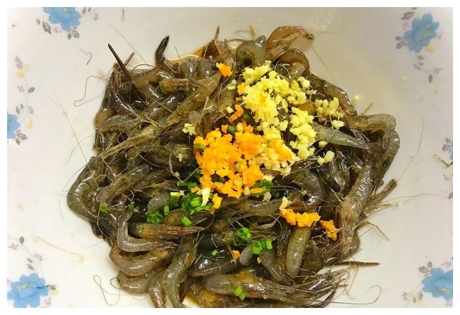 小河虾最具特色的做法，炝一炝就好，端上桌，10分钟光盘