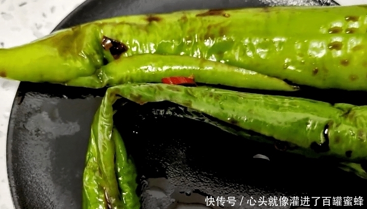 腌辣椒时,不加一滴油,香辣脆爽,腌一晚就能吃,做法超简单