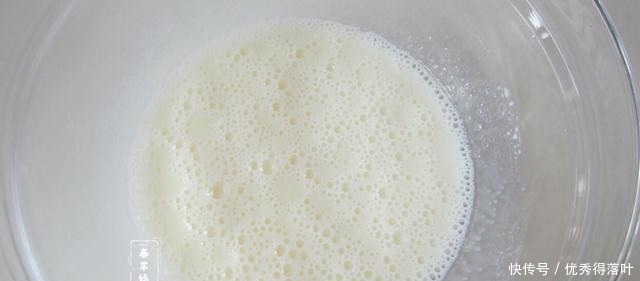 有糯米粉试试这么做,简单搅一搅,酸甜软糯,百吃不厌