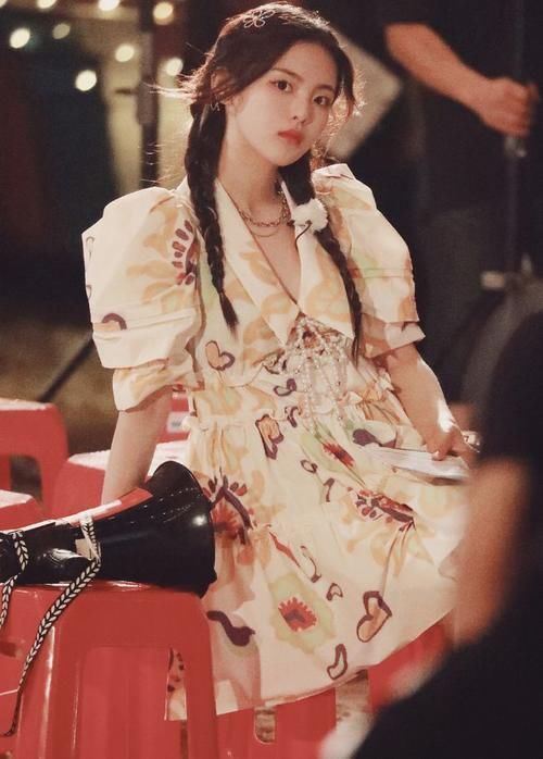 裙摆|难怪会被老板一眼相中,泡泡袖上衣配短裙,美成漫画女主