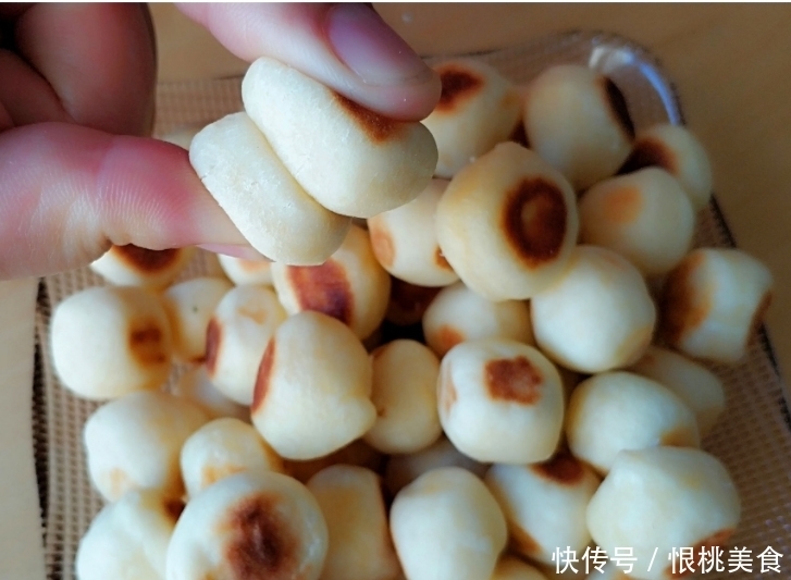 面粉别整天蒸馒头,不用烤箱,不放一滴水,教你做孩子爱吃的零食