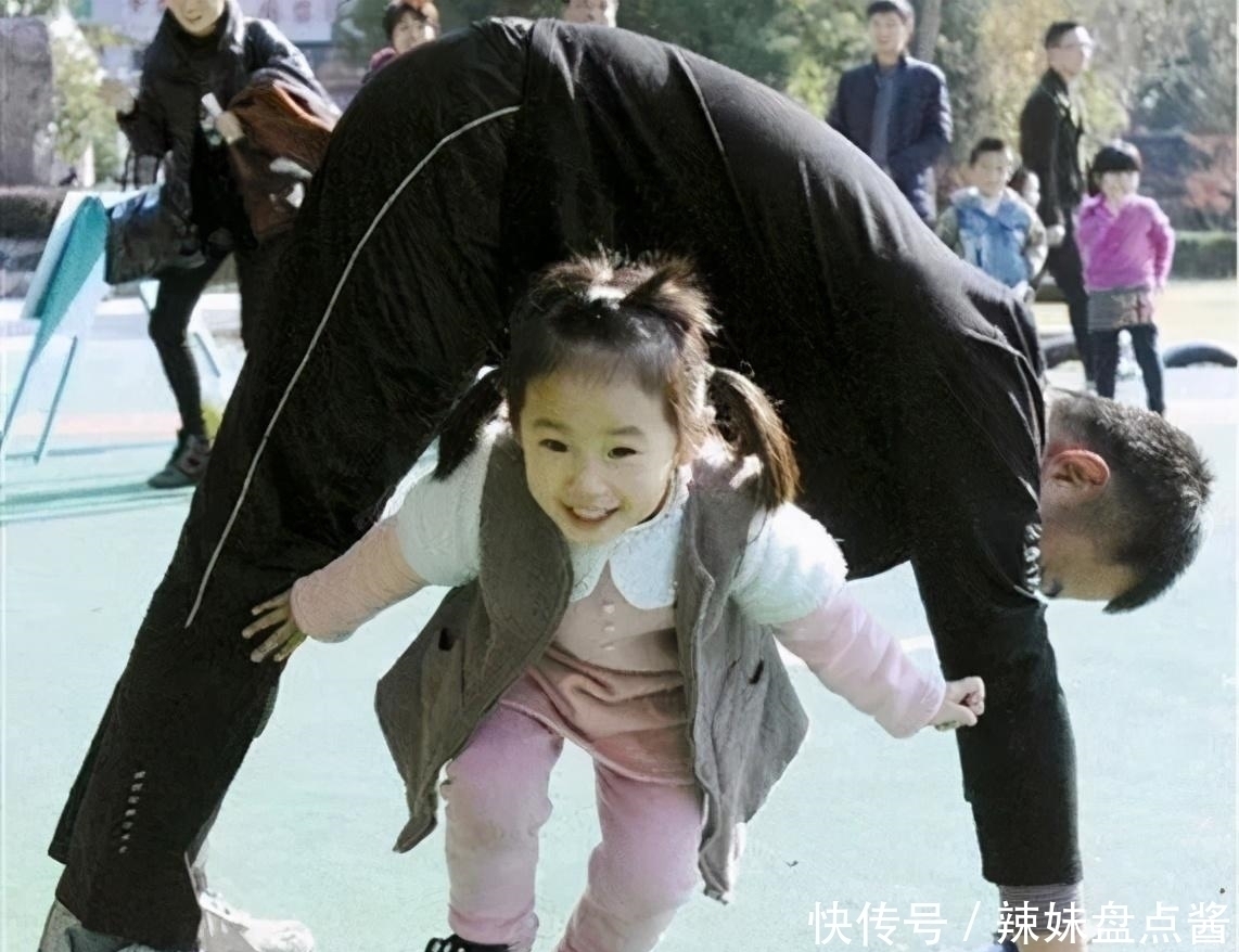 宝爸|实锤了!爸爸带娃果然不靠谱,路遇大雨,父女上演“窒息”的父爱