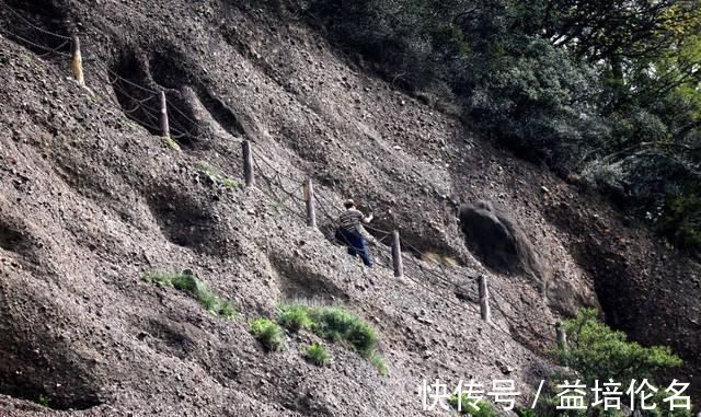 天险|蜀道第一天险垂直高度五百米，最窄处仅十五厘米，游人吓得腿软