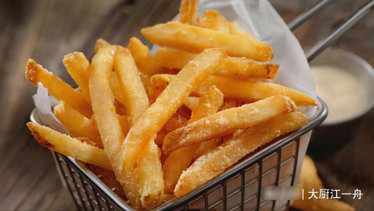 炸薯条的家常做法，3个土豆1碗淀粉，外酥里脆，比肯德基的还好吃