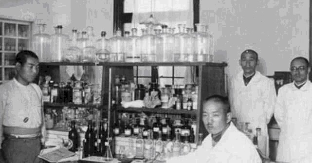 十九路军|镜头下真实的日本鬼子，图3跪地打磨屠刀的女鬼子，图5在故宫接受日军投降