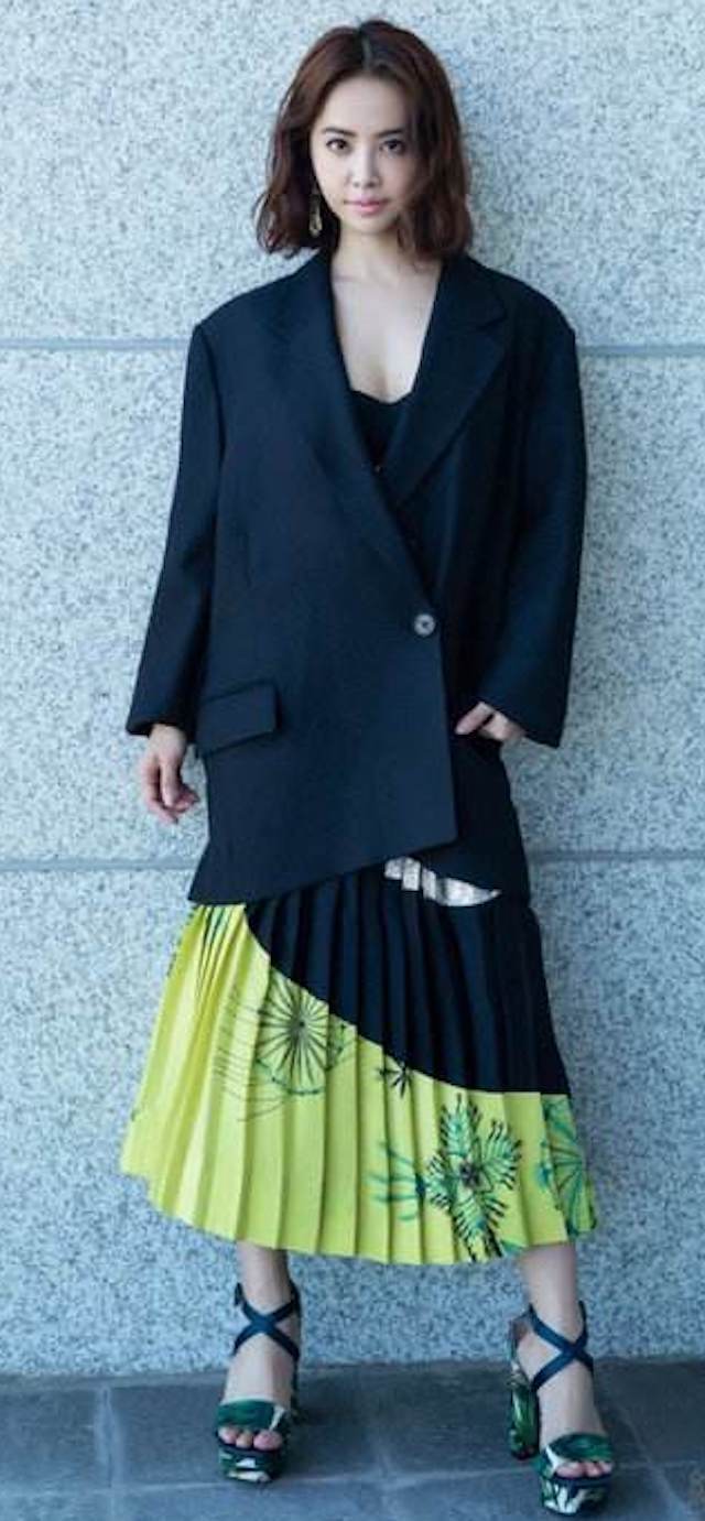 真正有品位的女人,入秋已经穿上了“西装裙”,挡不住的知性范儿