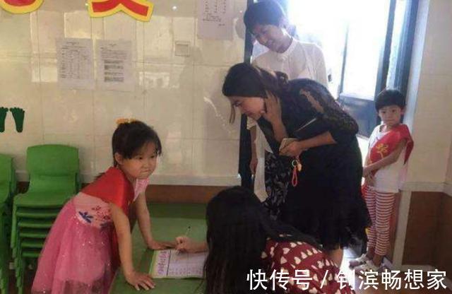 超短裙|参加家长会,父母别穿两类衣服,你出足了风头,孩子却吃够了苦头