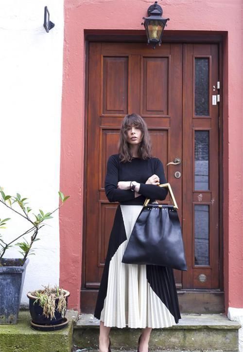 别背双肩包了吧!今年流行“托特包”,容量大不说,还耐脏又方便