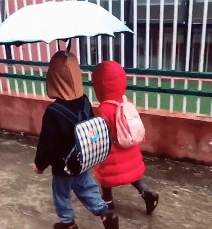 哥哥|雨天哥俩一起上学,恰巧遇到哥哥的女同学,后面的事,笑喷妈妈