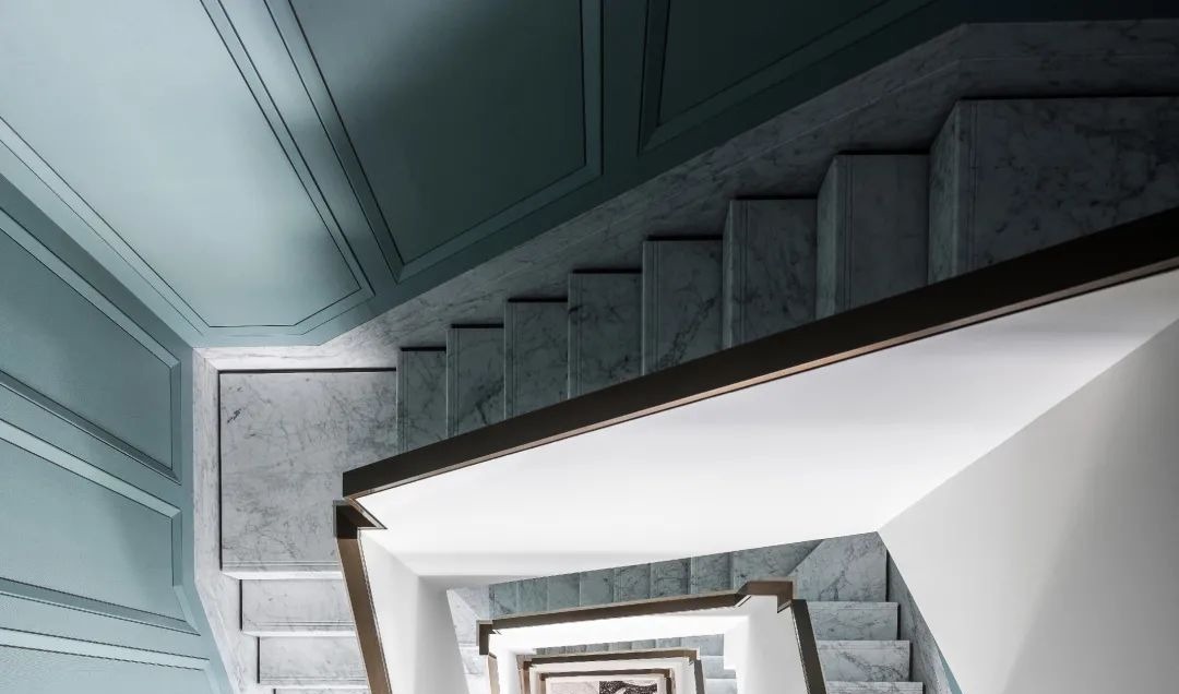 布置|900㎡现代轻奢,蓝绿色墙面+端庄软装,诗意档次!豪宅有人看吗?