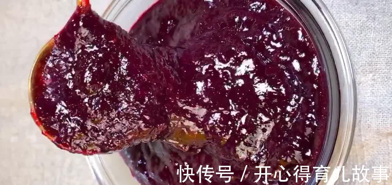 自制蓝莓果酱，果香浓郁酸甜适中，闲暇做几瓶能吃大半年
