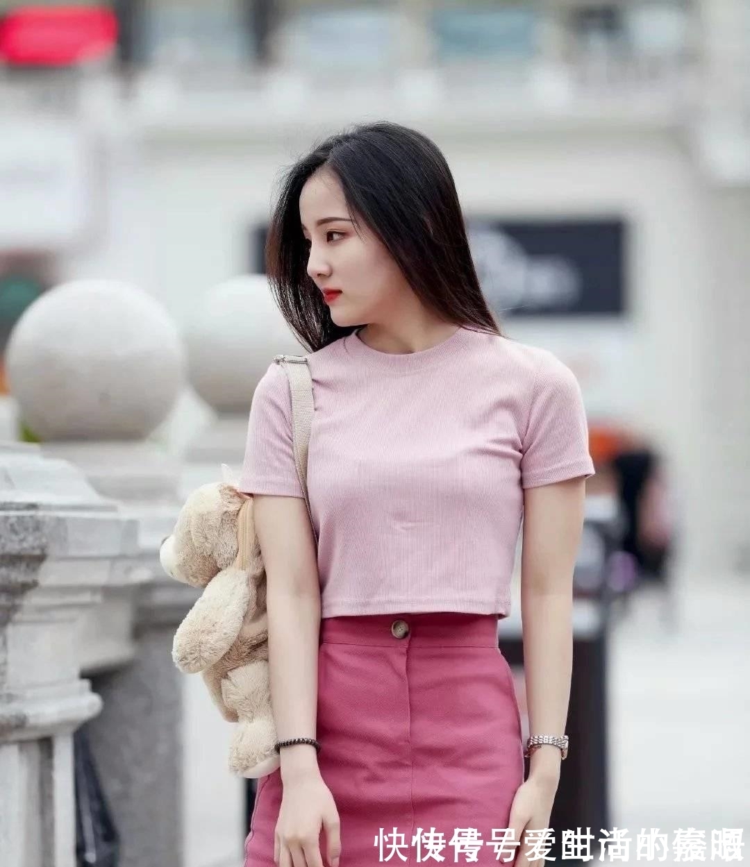 A字裙 粉色短T搭配粉色A字裙,清纯靓丽又减龄,尽显时尚气息十足!