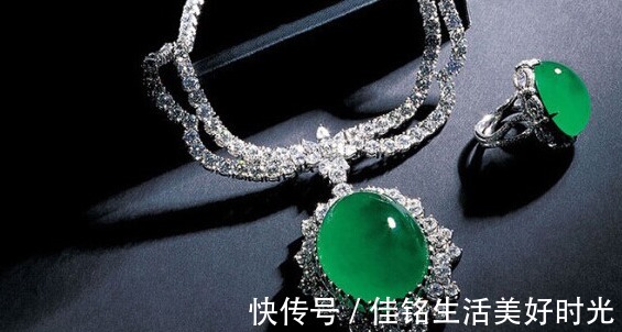 七七$翡翠购买后是否会变色合适的种类可以佩戴洗澡,玉石反而喜欢水!