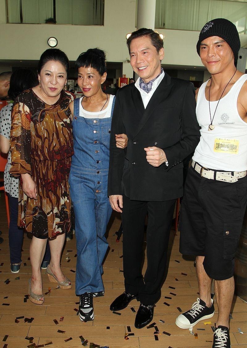 独特魅力|向太这气质真不是吹的,穿墨蓝色外套简约低调,难掩强大气场