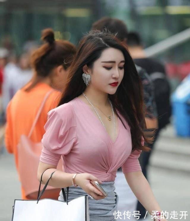 上衣 粉色泡泡袖上衣,搭配浅灰围裹裙,气质迷人,更显时尚美!