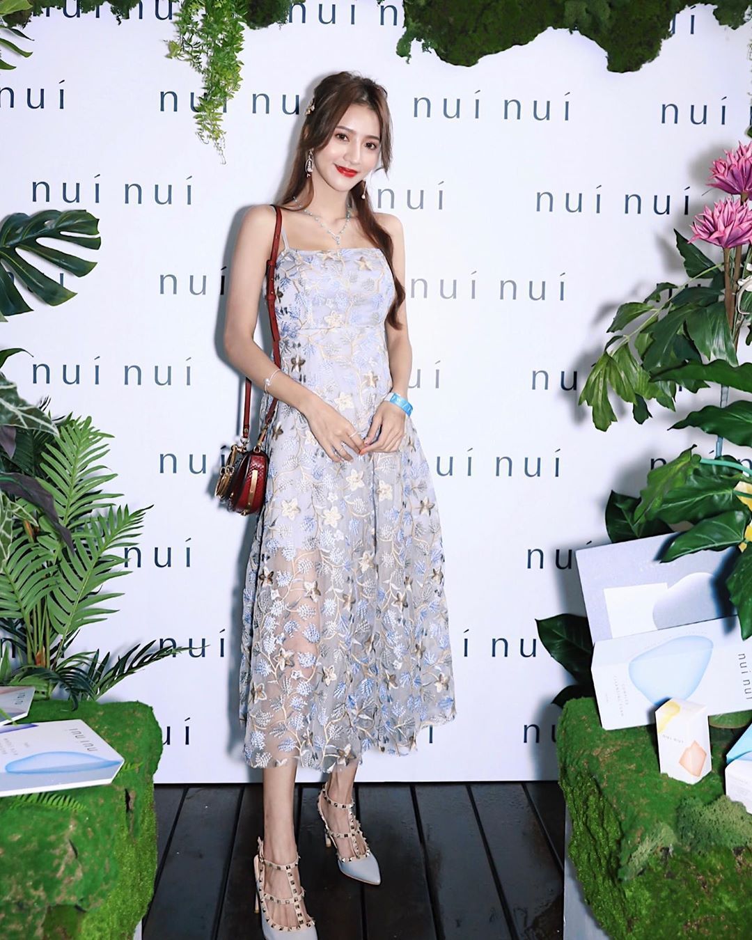 搭配|蓝色连衣裙搭配蓝灰色高跟鞋, 款式新颖, 设计精美