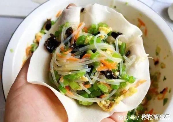 芹菜|酥脆焦黄的黄金元宝馅饼,美味的早餐美食,一碗胡辣汤,人间美味