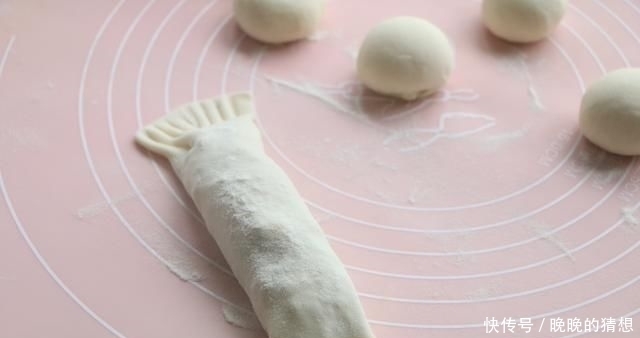 天热别蒸包子，教你懒人吃法，卷一卷8分钟出锅，早餐上桌准吃光