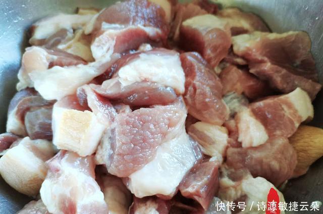 红烧肉|家里烹饪红烧肉时,记得放些干菜一起炖,肉香菜也香