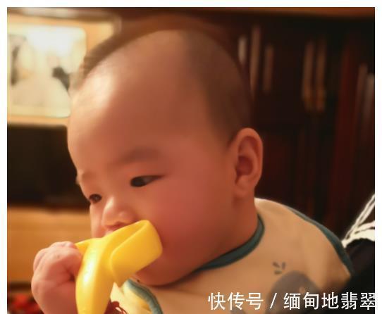 乳牙|宝宝几个月长牙算正常?乳牙萌出时间、信号、护理注意,家长收藏