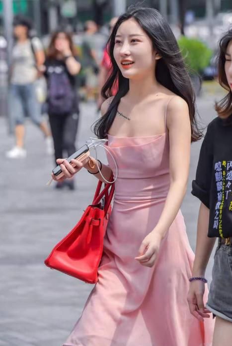 粉色吊带裙+一字小高跟，简单大方又不失时髦，独特气质一览无余