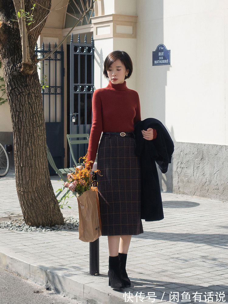 格纹|40岁女人别刻意扮嫩,学70后博主穿“格纹裙+毛衣”,优雅又减龄