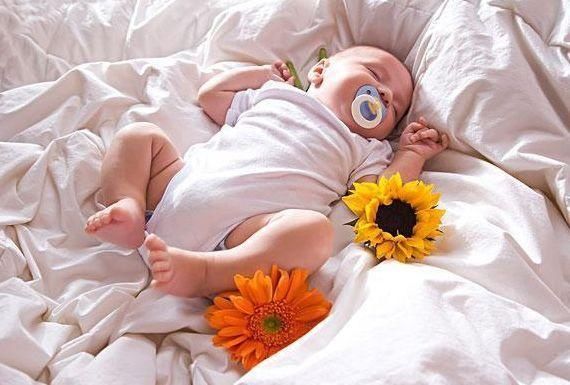 发育|别再让宝宝这样睡了？小心睡成了“舟状头”，影响宝宝发育
