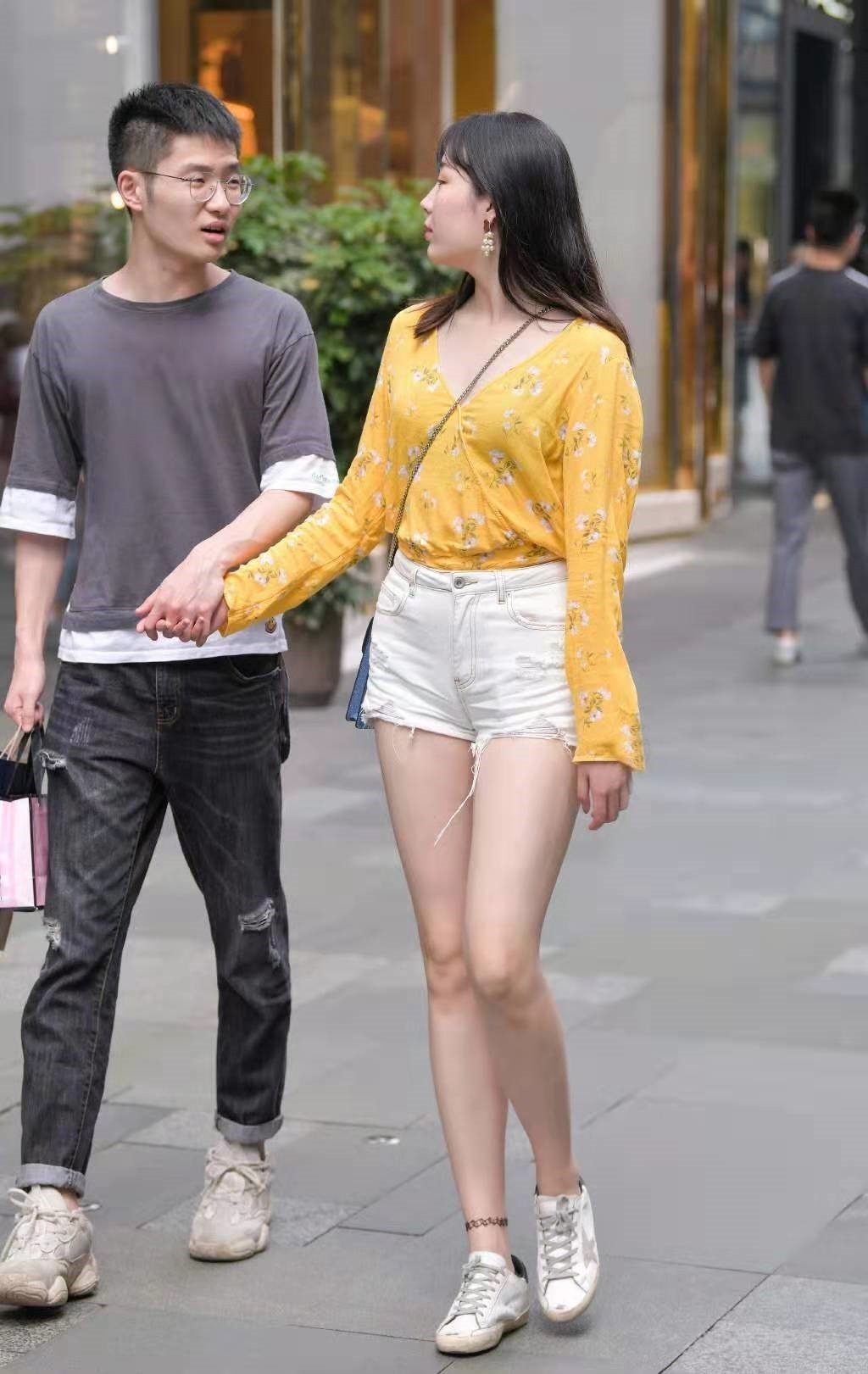 街拍选择时尚个性的短裤穿搭,清凉又减龄,帮你美出新高度