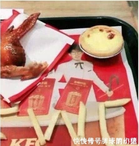 中途|小伙一人去肯德基吃饭,中途想上厕所,一个做法服务员没收走盘子