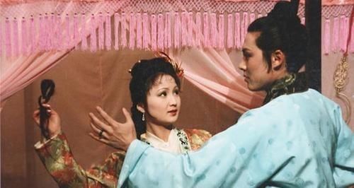 风月|王熙凤和贾琏做何风月之事周瑞家的意外撞见,被脂砚斋一语道破