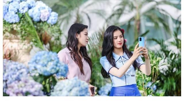 风犬少年的天空|“自然美”95后小花张婧仪参加品牌发布会，现场展示“清新”自拍